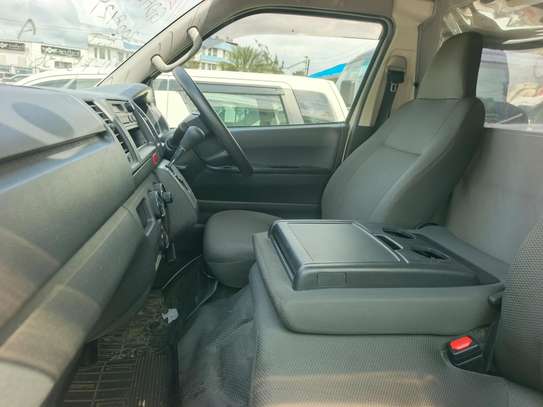 Toyota Hiace automatic diesel image 4