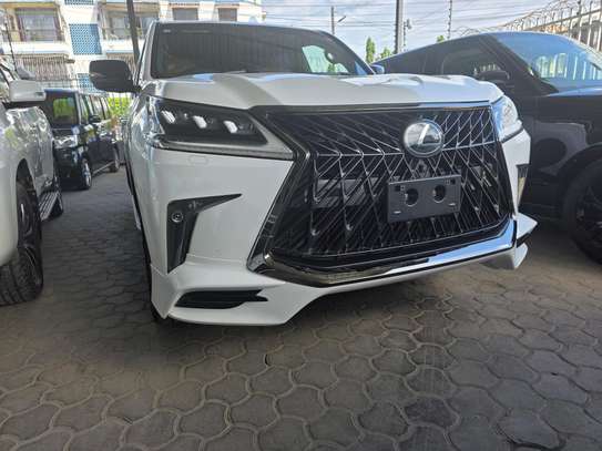 Lexus 570 image 2
