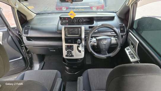 Toyota Voxy KCY image 5