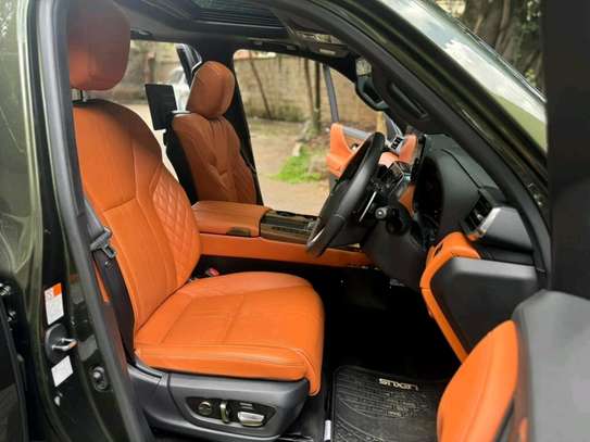 2024 Lexus LX600 VIP edition image 7