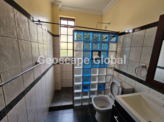 5 Bed House in Nyari image 2