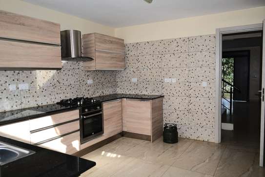 Luxurious 4-Bedroom Maisonette in Syokimau image 7
