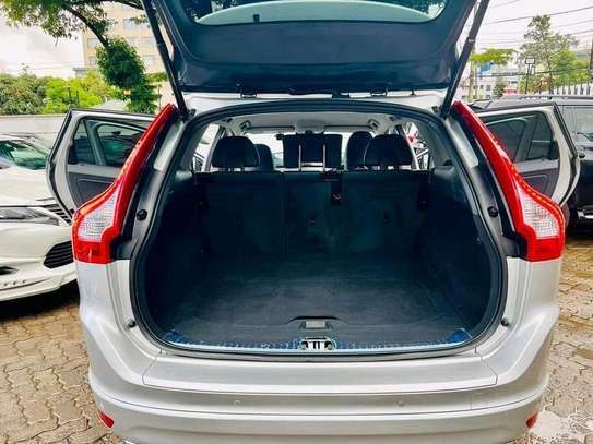 Volvo XC60 White color 2019 model fully loaded image 6