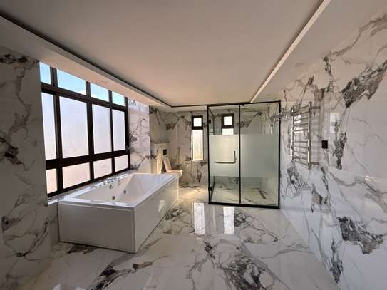 5 Bed House with En Suite in Runda image 8
