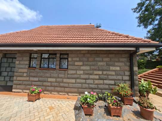 Furnished 2 Bed Apartment with En Suite at Close To Un image 4