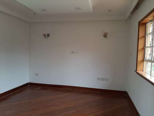 Luxurious 4 bdr for rent image 8
