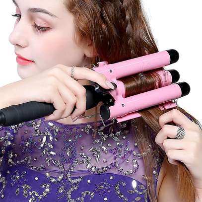 Hair curler with triple barrel iron image 3
