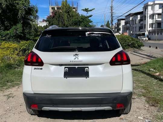Peugeot 2008 white image 3