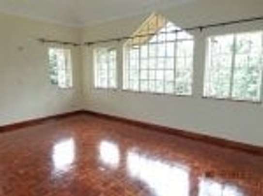 5 Bed Villa with En Suite in Rosslyn image 11