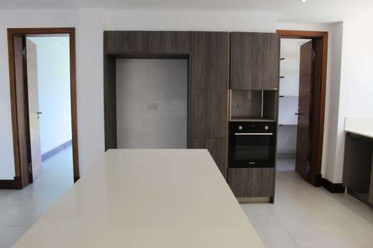 7 Bed Townhouse with En Suite in Kitisuru image 7