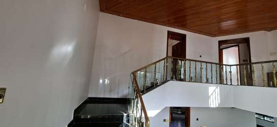 6 Bed House with En Suite in Gigiri image 2