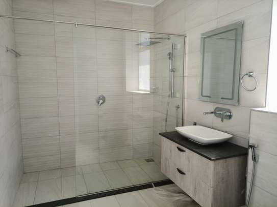 Serviced 3 Bed Apartment with Swimming Pool in Rhapta Road image 15