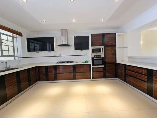 5 Bed Townhouse with En Suite at Spring Valley Road image 5