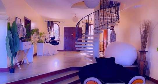 5 Bed Villa with En Suite at Baobab Road image 5