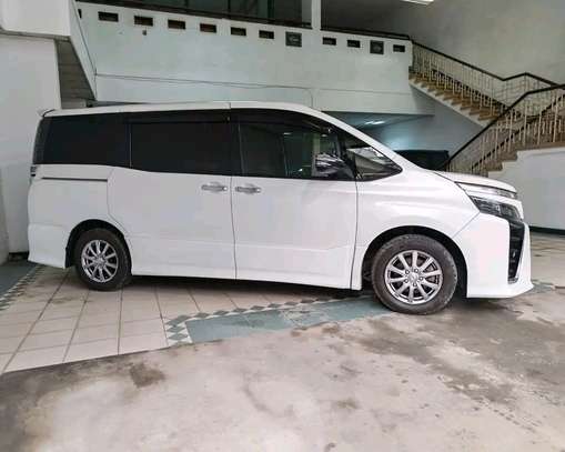 Toyota voxy image 3