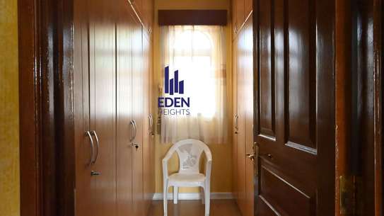 5 Bed Townhouse with En Suite in General Mathenge image 3