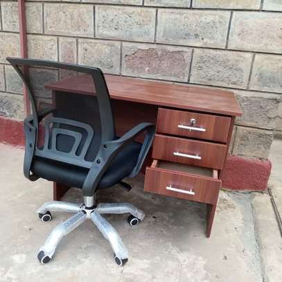 Super quality desk and chair image 5