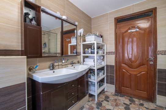 5 Bed Townhouse with En Suite in Langata image 4