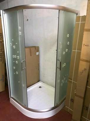CURVED SHOWER CUBICLES image 1