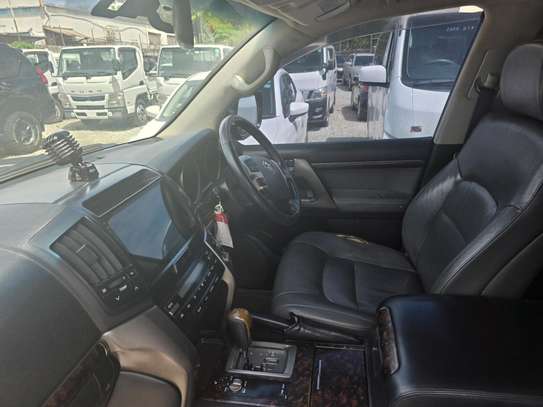 Land Cruiser V8 image 5