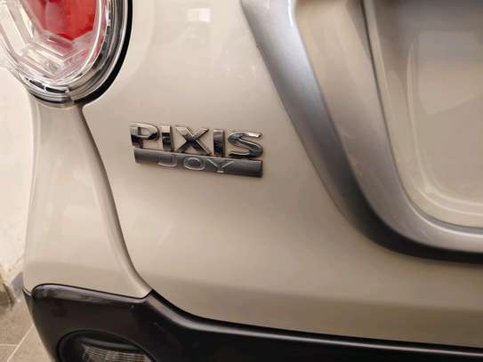 Toyota Pixis 2019 white 650cc image 9