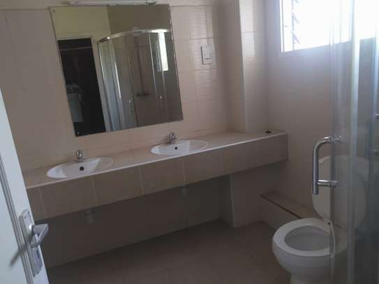 4 Bed House with En Suite in Lake View image 20