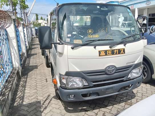 TOYOTA DYNA MANUAL SAME SIZE TYRES image 1
