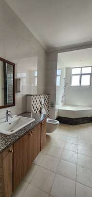 4 Bed House with En Suite in Parklands image 35