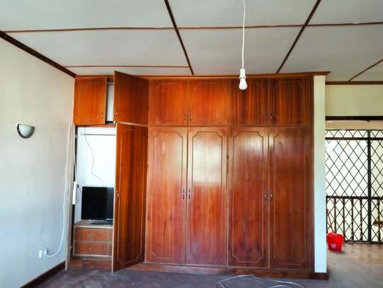 6 Bed House with En Suite in Runda image 9