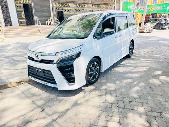 Toyota  voxy hybrid image 3