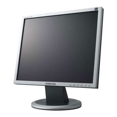 17 inch samsung monitor(square). image 1