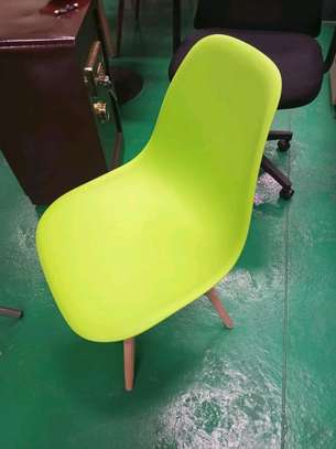 Eames chair image 1