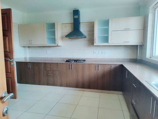 4 Bed Apartment with En Suite in Parklands image 6