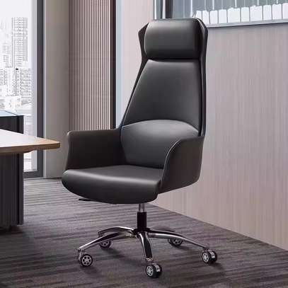High-Back Leather Office Chair image 2