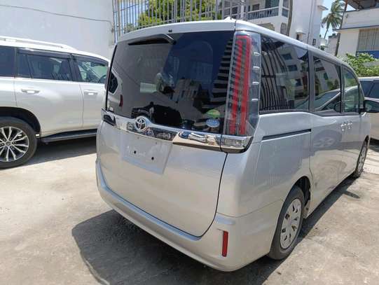 Toyota Noah 8seater image 4