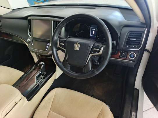 Toyota crown Royal image 4