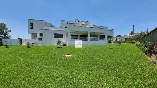 6 Bed House with En Suite in Runda image 1