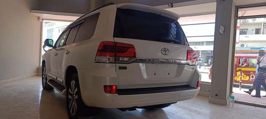 Toyota land Cruiser V8 Zx Sunroof White 2018 image 11
