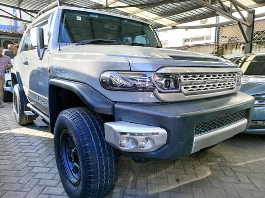 Toyota FJ cruiser grey image 9