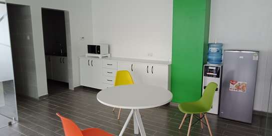 Office partitioning and furnishing image 9
