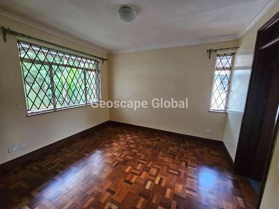 4 Bed House with En Suite in Spring Valley image 4