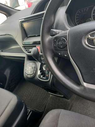 TOYOTA VOXY image 7