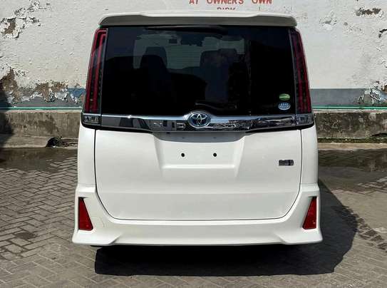 TOYOTA NOAH MINIVAN image 9