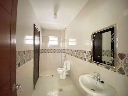 4 Bed Apartment with En Suite at Fourth Parklands Avenue image 5