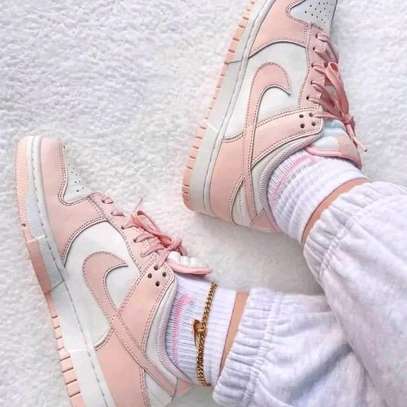 SB DUNK LOW PINK image 2