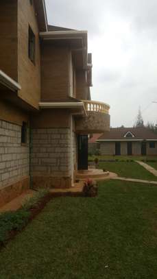 5 Bed House with En Suite in Garden Estate image 2