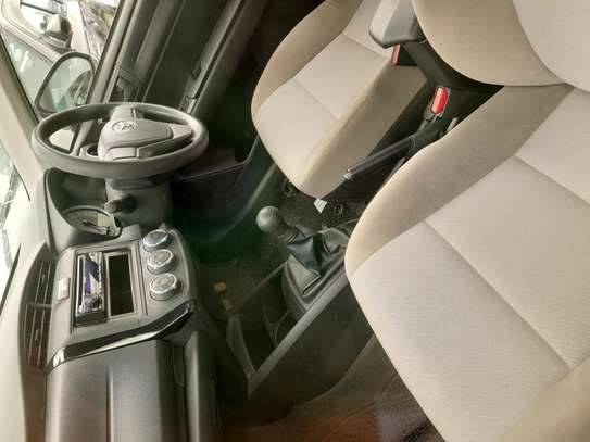 Toyota Axio manual petrol 2016 2wd image 5