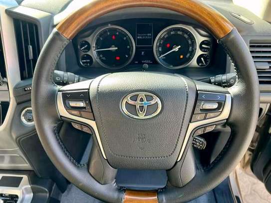 2016 Toyota land cruiser ZX V8 image 11