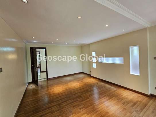 4 Bed House with En Suite in Spring Valley image 4