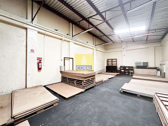 7,500 ft² Warehouse with Parking in Industrial Area image 3